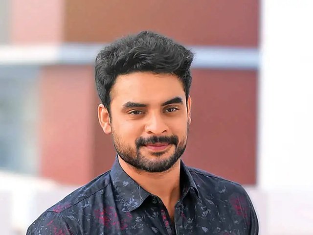 tovino thomas age