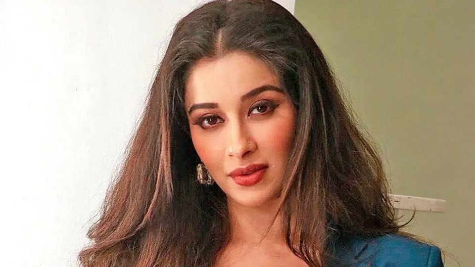 nyra banerjee age